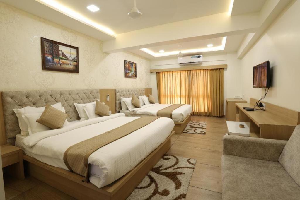 Super Townhouse Oak Ptc Mg Road Hotel Indore Exterior photo