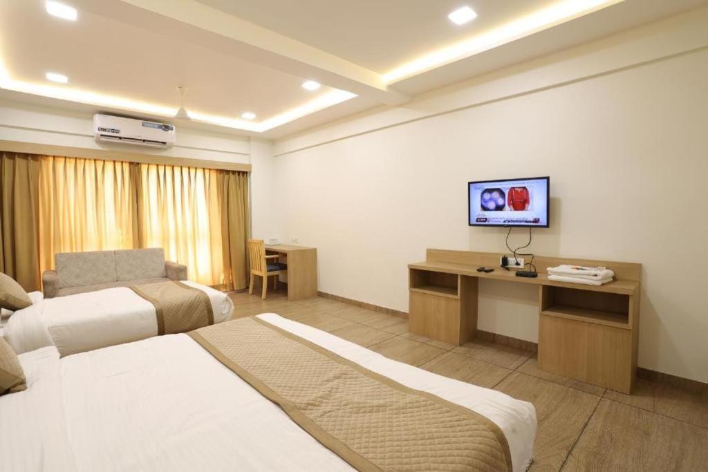 Super Townhouse Oak Ptc Mg Road Hotel Indore Exterior photo